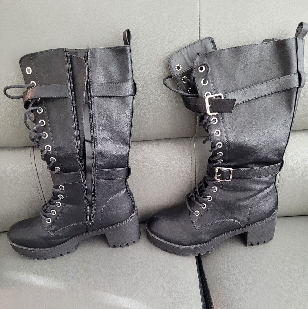 Women heel chunky lace up black boots, size 7.5